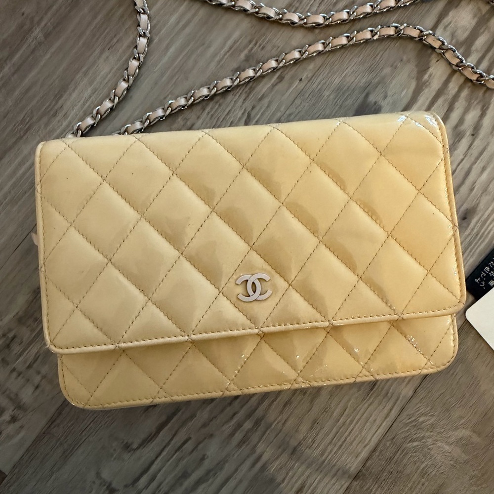CHANEL Patent Leather WOC Crossbody Flap Bag Beige / Pink - Picture 3 of 16